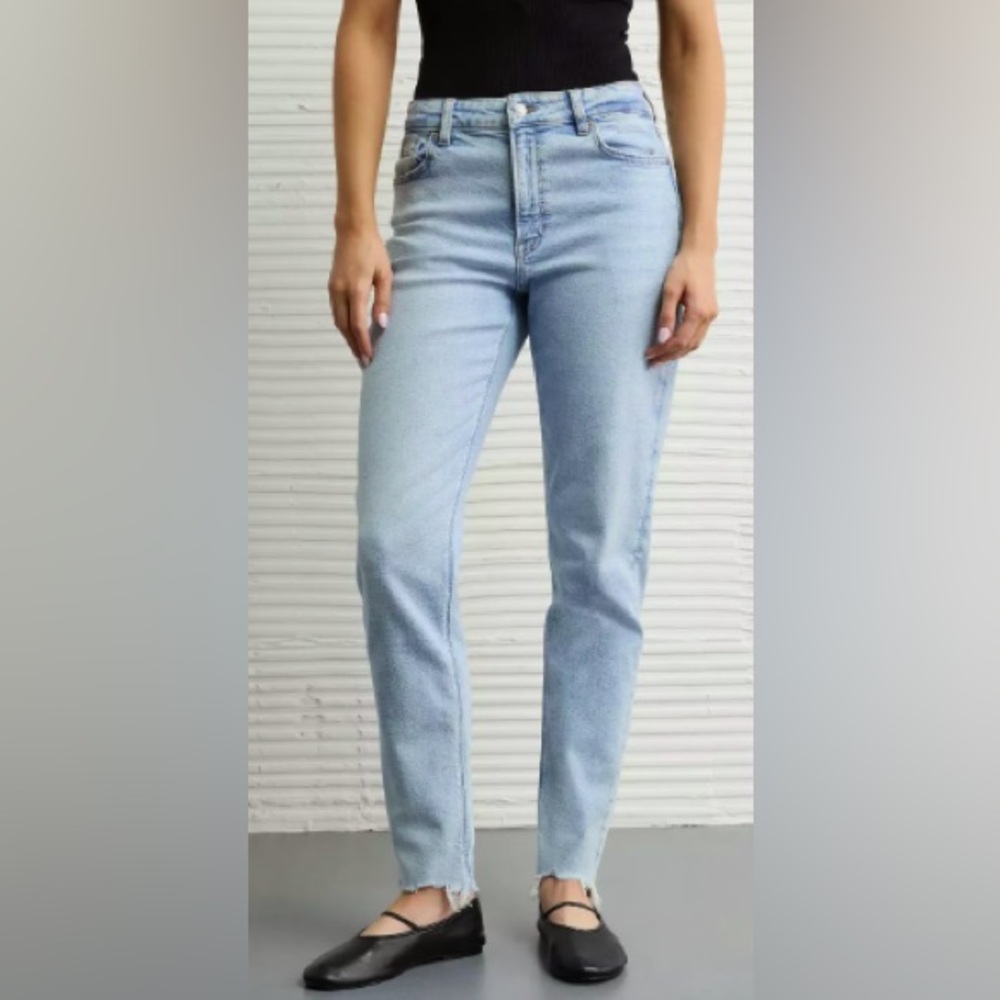 American Eagle Light Wash Stretch Mom Jean Size 10